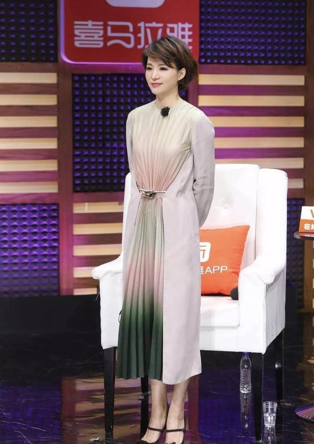 董卿的高级感真让人羡慕，穿红色西装套装亮相，波波头发型太减龄
