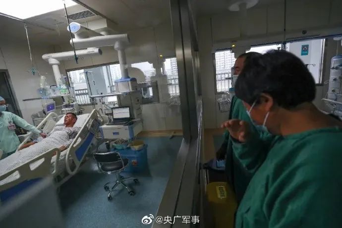 被洪水卷走的他醒了！病床前这一幕让网友泪奔