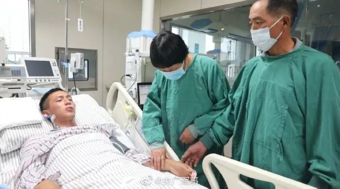 被洪水卷走的他醒了！病床前这一幕让网友泪奔