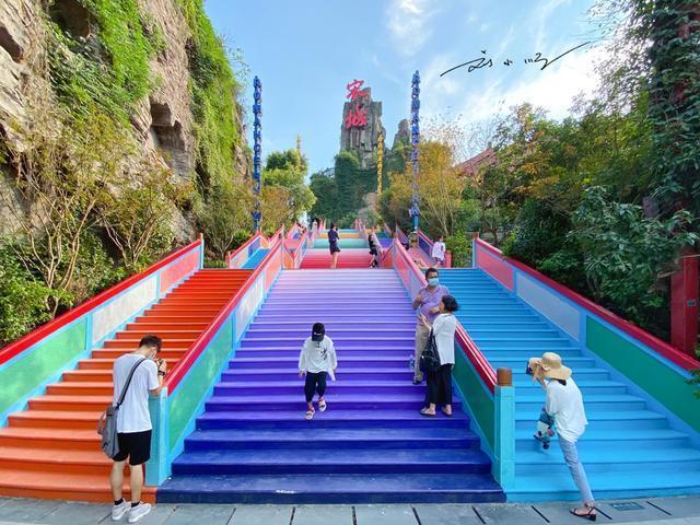 杭州"最美"彩虹阶梯,就在宋城景区,现在变成网红拍照打卡地