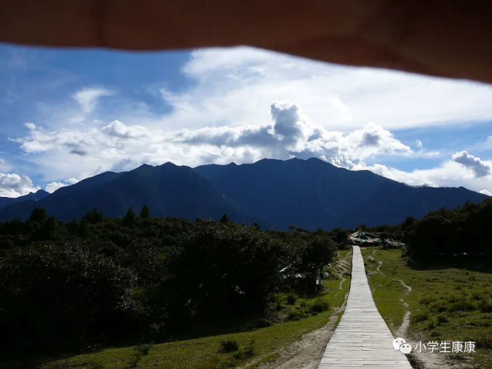 在比日神山上俯瞰林芝新区和尼洋河谷