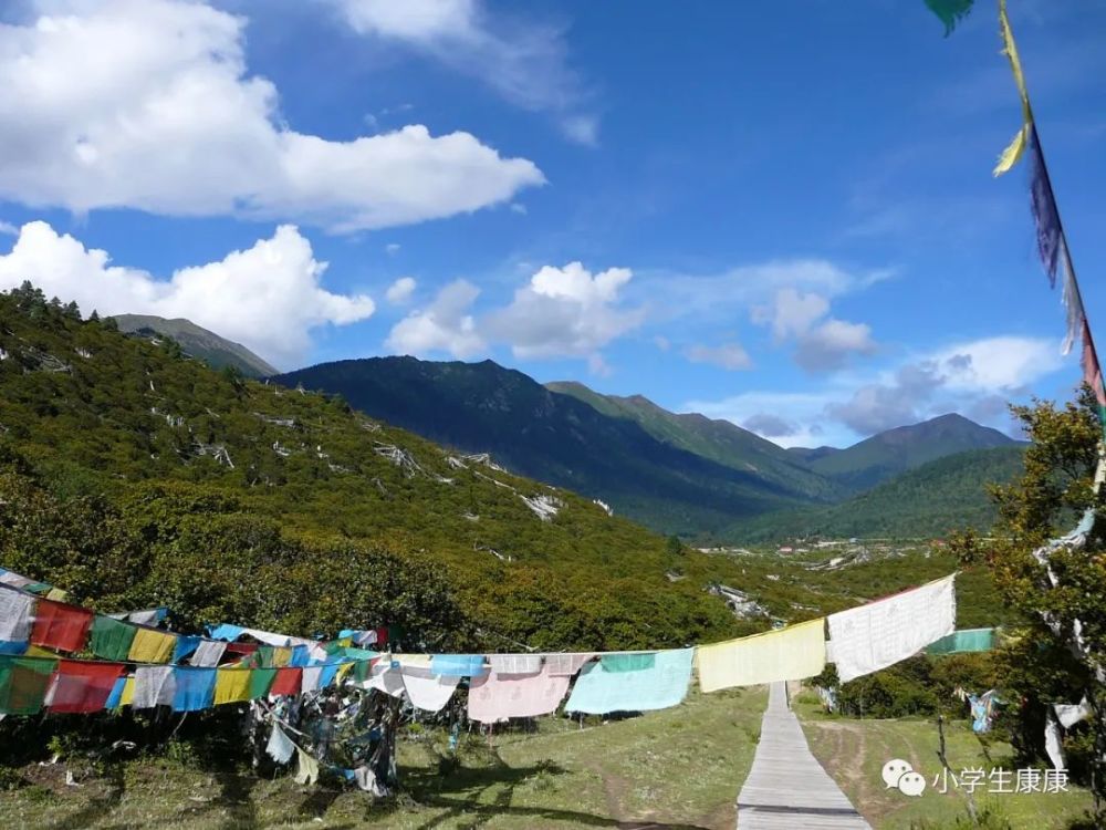 在比日神山上俯瞰林芝新区和尼洋河谷