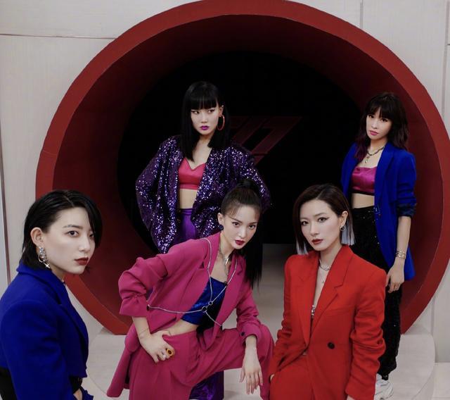 万茜金晨同台演出，不同风格却演出同样的美，万茜大变风格太酷炫
