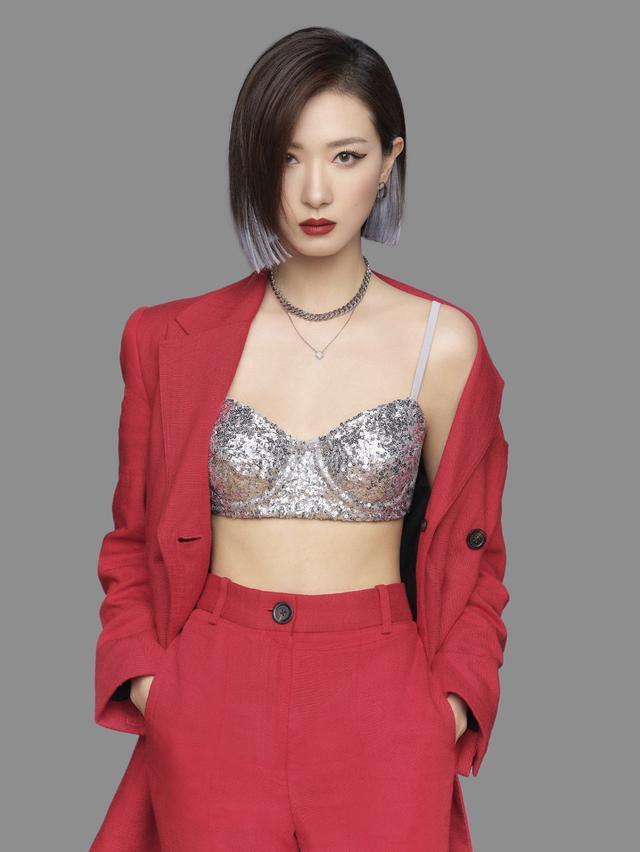 万茜金晨同台演出，不同风格却演出同样的美，万茜大变风格太酷炫