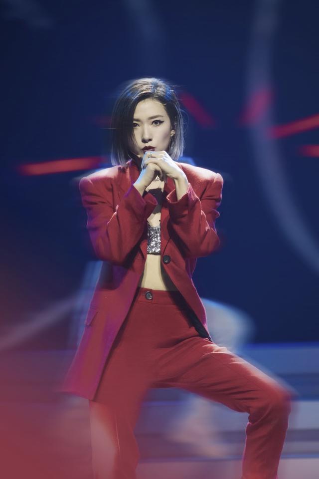 万茜金晨同台演出，不同风格却演出同样的美，万茜大变风格太酷炫