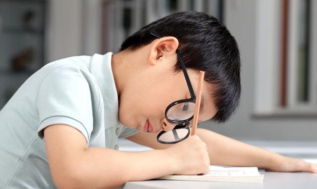 近视眼儿童越来越多？手机电视只是“背锅侠”，很多父母忽视了它