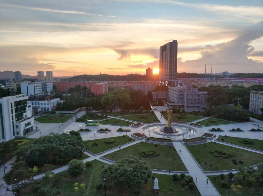 再就是北校区,北校区距离市里稍远些,但是其周边的设施也不差,相对