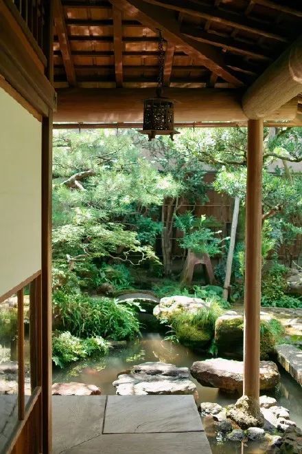 而在庭院的建造中,日本人更是反映出日本独特的禅意美学.