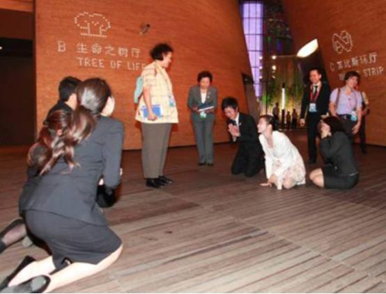 泰国民众遇国王出行,要行"跪拜礼",中国游客遇见该怎么办?
