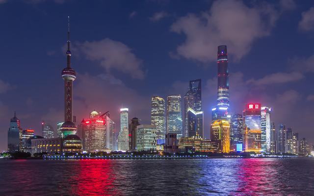 最近几年上海成为驰名中外的国际夜景都市,吸引了很多成千上万来自