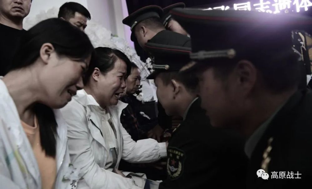 送别英雄苏万飞同志遗体告别仪式举行