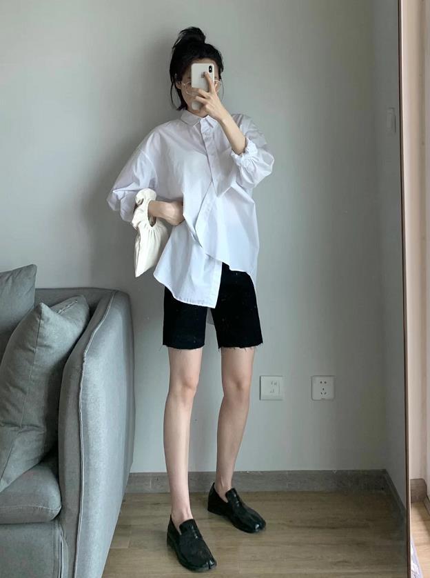 夏天出门别老穿裙子，试试今年流行的“衬衫＋骑行裤”，舒适休闲