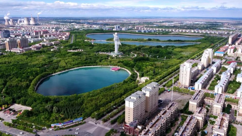 东湖生态旅游景区为国家aaaa级景区,位于嘉峪关市南市区,规划总占地