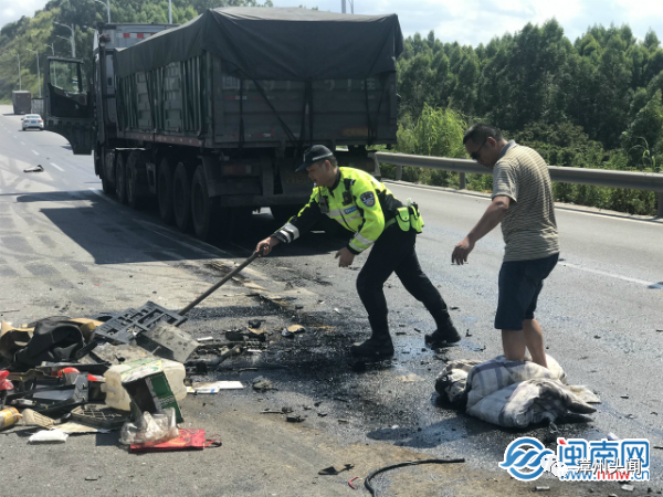 漳州路段发生一起两部大货车相碰撞交通事故