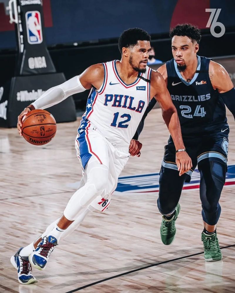 雇了一架飞机,拉起了横幅 「别秀啦,别秀啦」 sixers shake milton