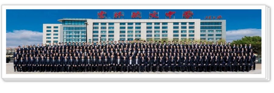 吉林毓文中学有教职工281人,一线教师221人,其中博士生1人,研究生83人