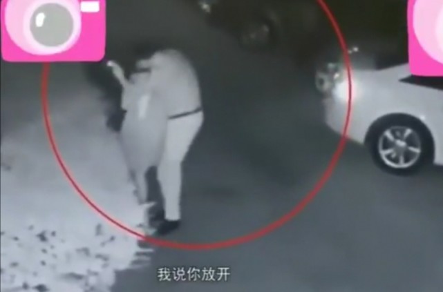 男子双手从背后将女子搂住,低着头在女子的脖子上和脸上亲吻,甚至伸手