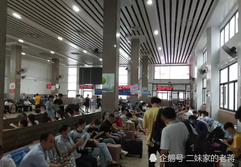 江西赣州火车站群众候车热得大汗淋漓