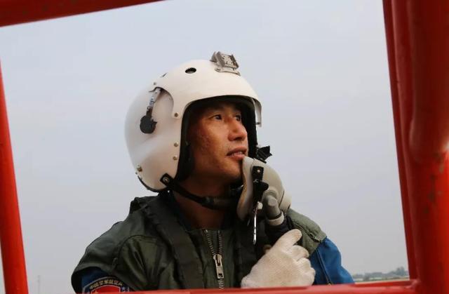 战机12000米高空没油,中国飞行员拒绝跳伞,8分钟创造