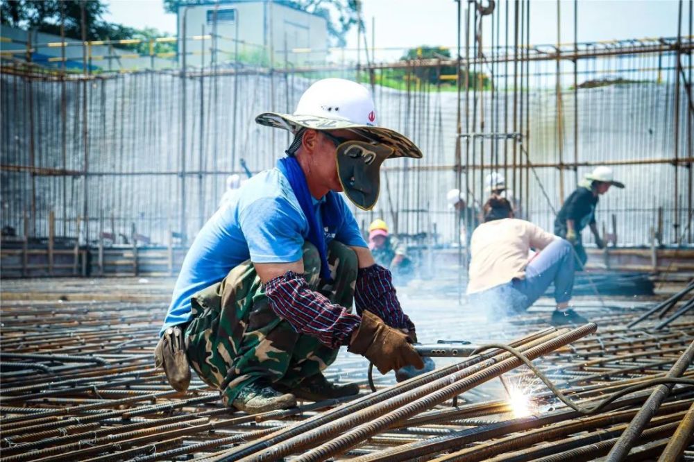 但面对这样的工作环境,建筑工人们依旧干劲十足.