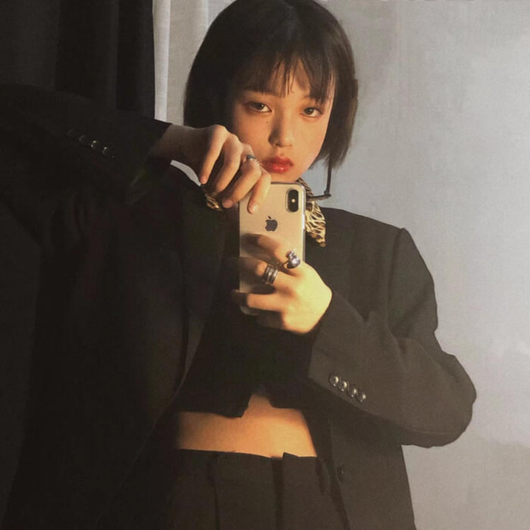 西装革履,炫酷女生头像