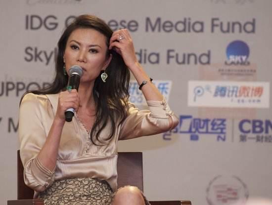 没几个明星敢这么真实，邓文迪一点不修图，脸上皱纹清晰可见！