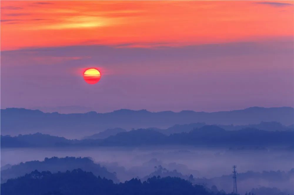 美丽日出 太阳突破厚重云层的阻扰,挣脱而出,金色的阳光普照大地.