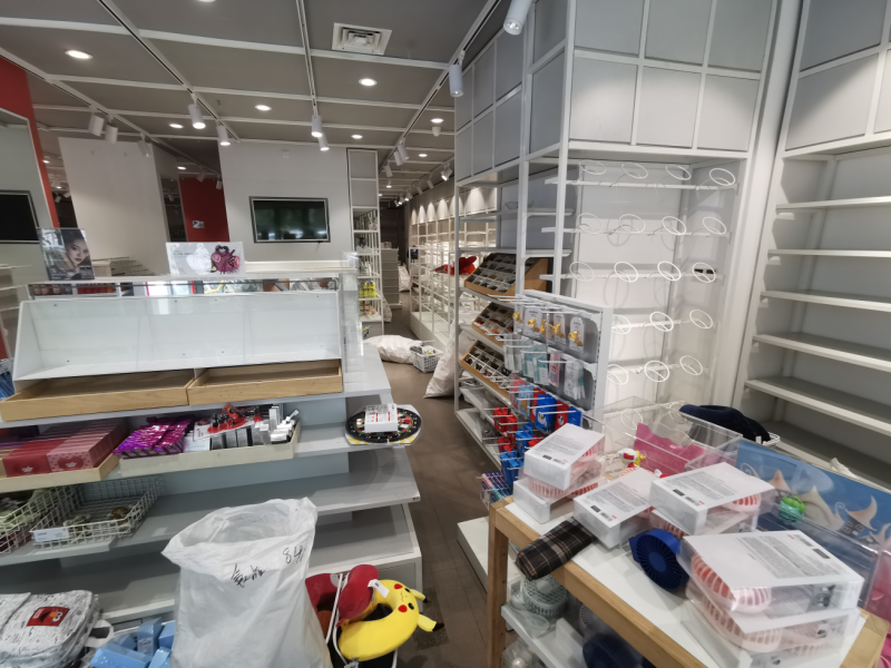 北京两店铺遭壮汉电锯破门搬空，三十壮汉暴力背后房东的无奈