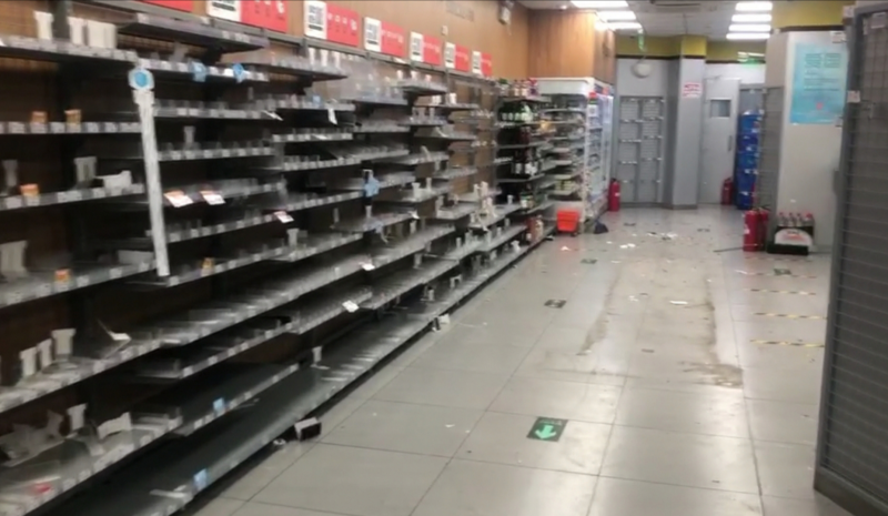 北京两店铺遭壮汉电锯破门搬空，三十壮汉暴力背后房东的无奈