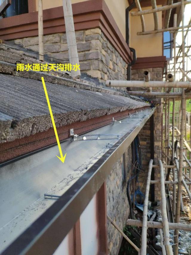 自建房屋顶排水选天沟还是一檐?听师傅一讲,不怕下雨屋里漏水了