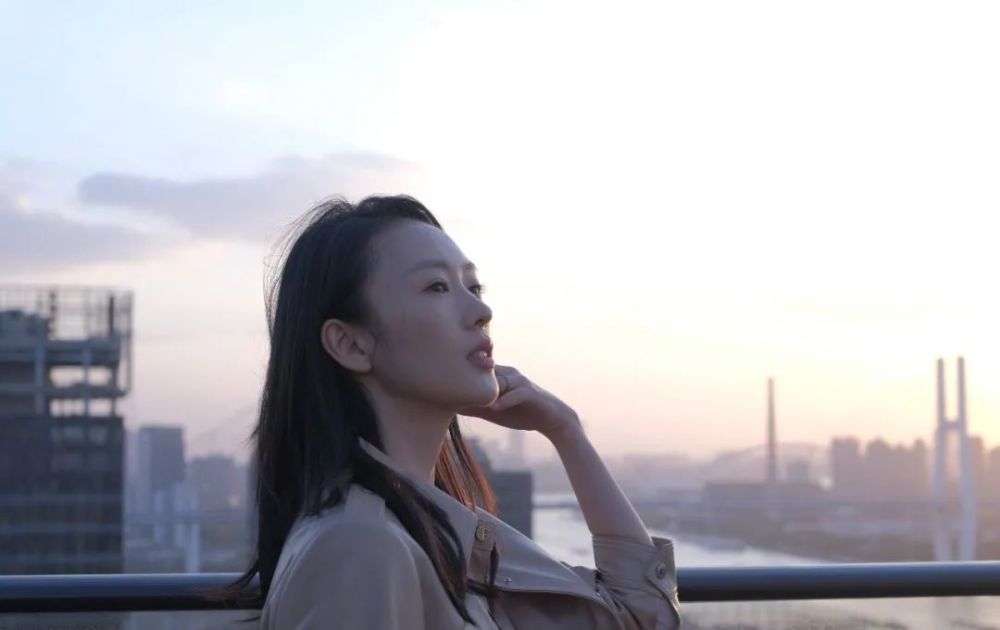 顾佳向左,童瑶向右