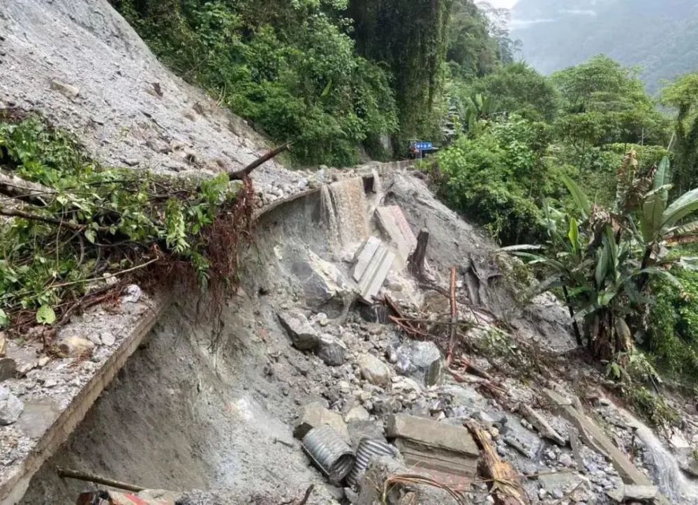 7月23日,受强降雨影响,西藏林芝波墨公路墨脱段突发山体滑坡,该公路