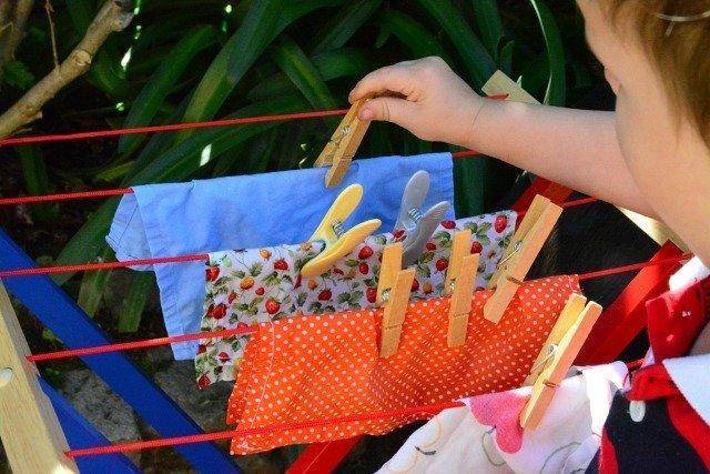 孩子扔东西搞破坏?了解动作思维发展三大阶段,教他这样扔和玩