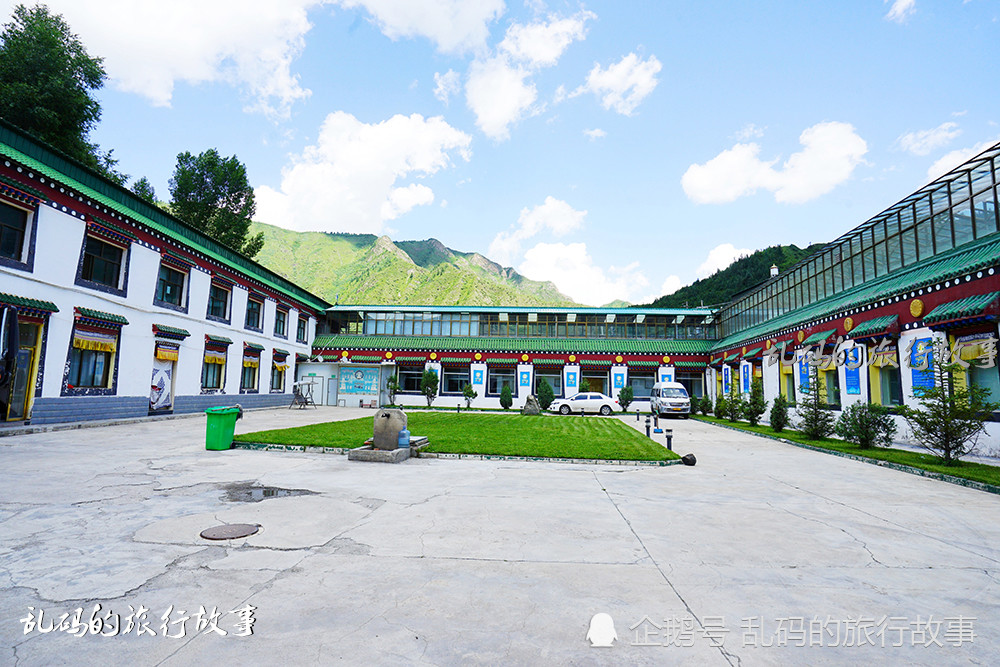 其中位于甘南州州府合作市下卡加曼乡境内的卡加曼寺,属于藏传佛教