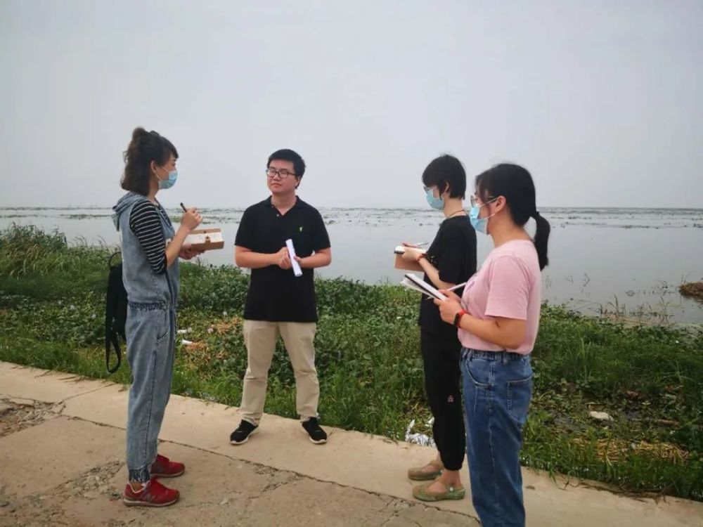 7月17日,报社记者叶奕宏(右一)与驻地记者李傲(右二)在荆门市沙洋县长