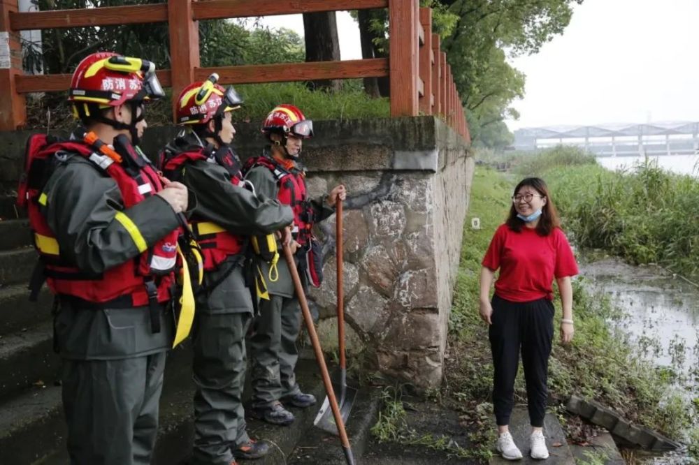 7月18日,报社记者叶奕宏(左三)与驻地记者李傲(右一)在黄石市阳新县排