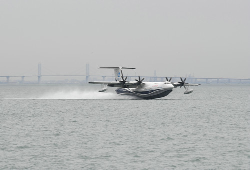 能上天能下海 “鲲龙”AG600海上首飞成功引关注