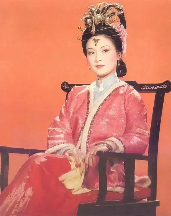 五,抹额:抹额的造型多用于较为年长的女子,87版《红楼梦》中凤姐使用