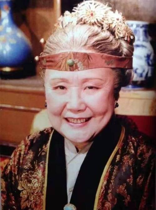 在古代,女子地位不高,要想获得绝对的话语权,只有一条路:媳妇熬成婆.