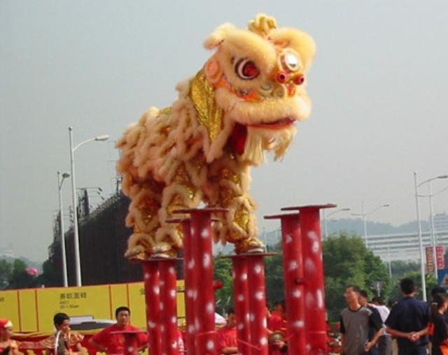 舞狮又称为耍狮子,弄狮,狮舞,在古代用作宫廷表演,又称之为太平乐.