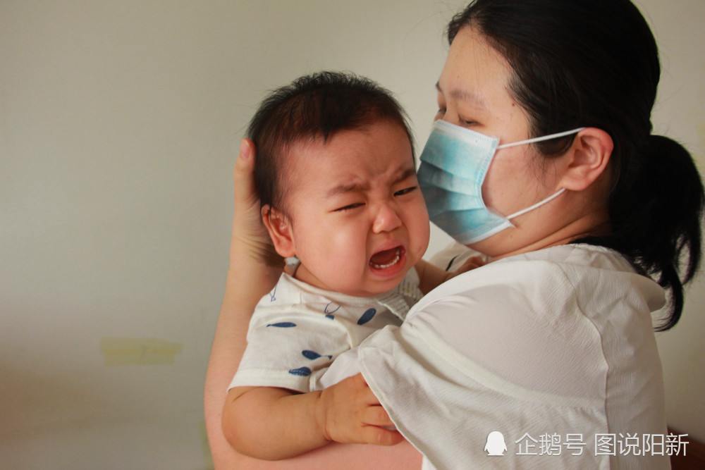 2月女婴患白血病，ICU一月签13张病危书，妈妈抑郁放弃时：宝宝笑了
