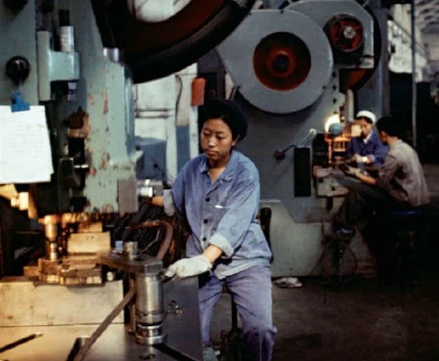 一组70年代国营工厂老照片,工人们以厂为家,安身立命