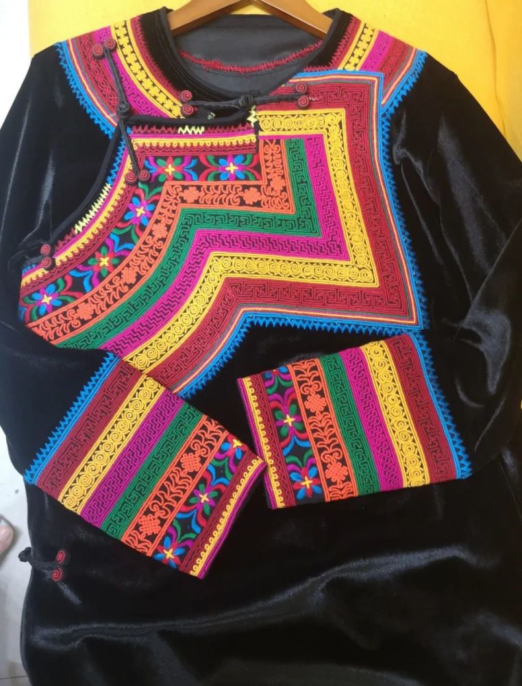 彝族刺绣的纹案非常丰富,有日月,星星,云彩,波浪,虎纹,牛角,羊角等