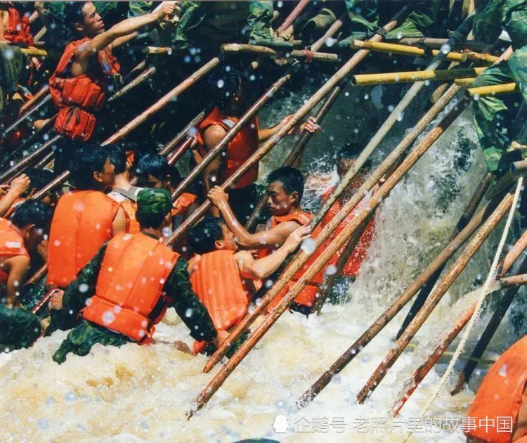 1998年大洪水解放军以血肉之躯封堵长江大堤九江段决口照片