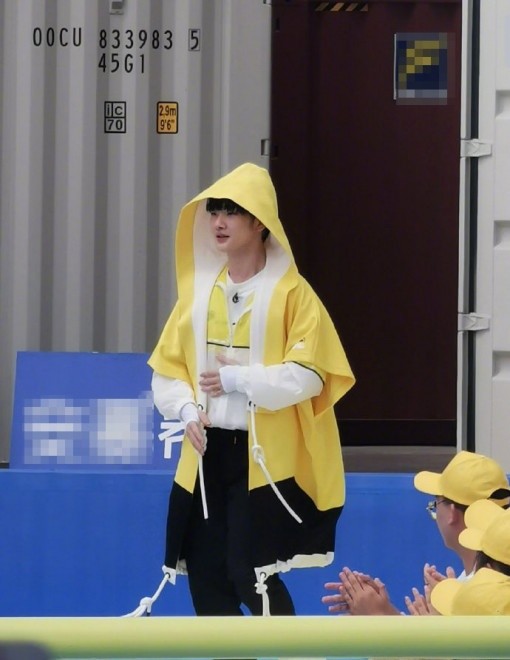 《奔跑吧》曝新路透 蔡徐坤周震南双c同框游戏