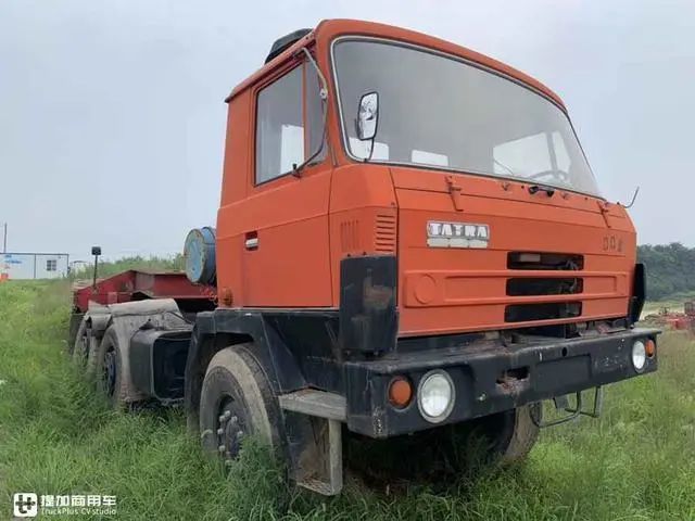 内八字悬架是标志百公里油耗能冲4956x6太脱拉t815重卡实拍