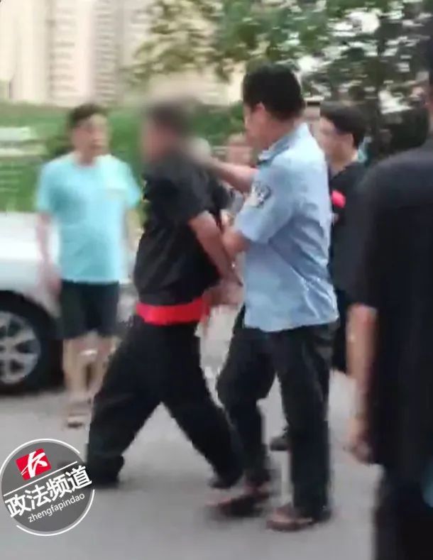 株洲一女子突遭持刀抢劫 情急之下一个举动救了自己