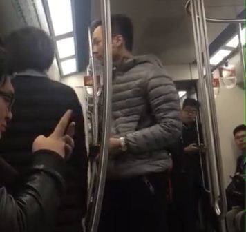 北京地铁骂人抢手机最新消息：骂人男已抓获 仅17岁
