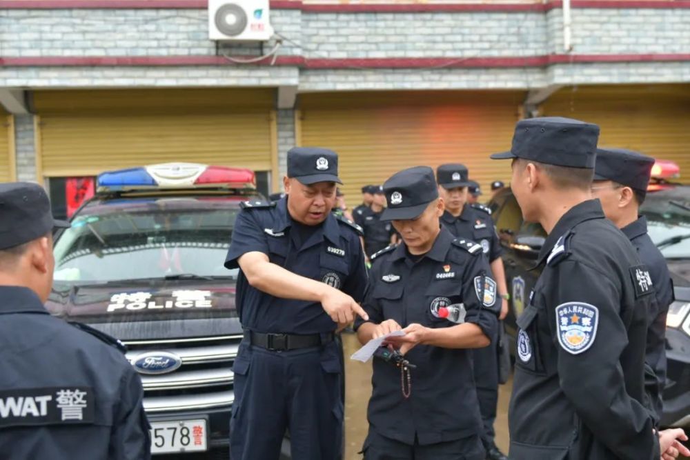 阜阳特警全力驰援颍上行洪区开展防汛抗洪救灾工作