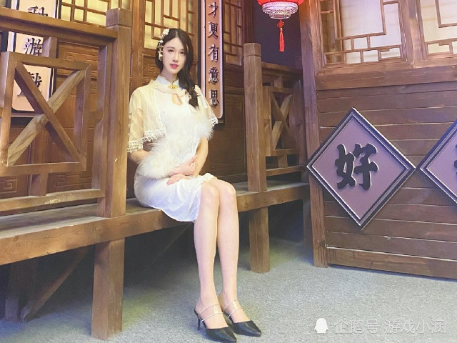 轩子不直播后更加活跃,红白旗袍形成鲜明对比,女神气质展露无遗